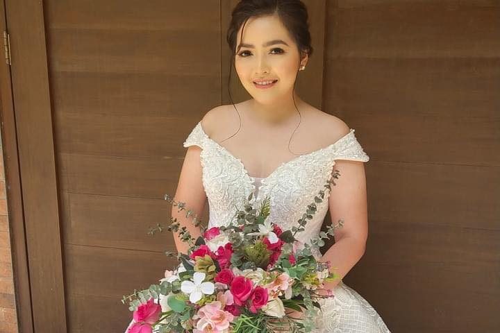 Beautiful Bride! Thank you for the trust dear client.
 Hair & Make Up | @Hea...